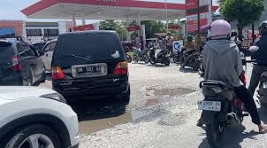 Pertalite dan Solar Langka, Antrean Panjang Kepung SPBU di Pekanbaru